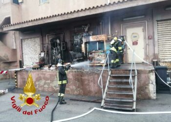La Maddalena: a fuoco un deposito di imballaggio carta all’esterno di un supermercato, intervengono i vigili del fuoco