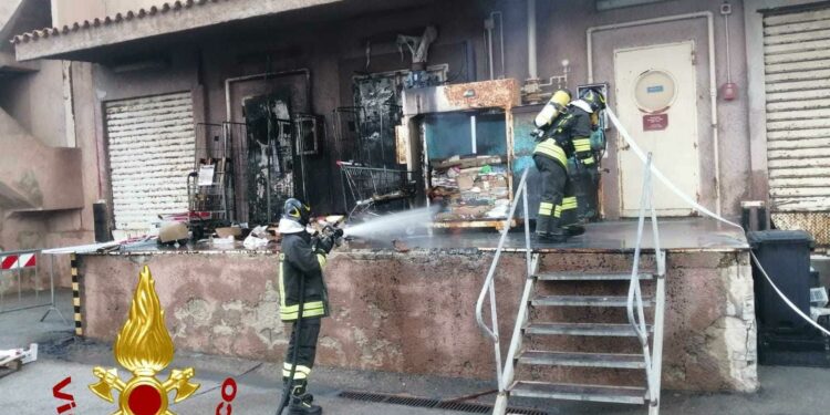 La Maddalena: a fuoco un deposito di imballaggio carta all’esterno di un supermercato, intervengono i vigili del fuoco
