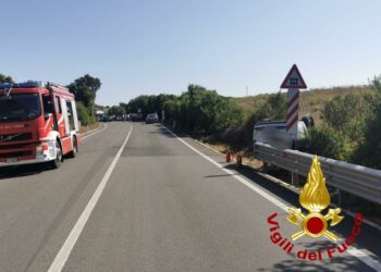 Incidente stradale all’incrocio con il passaggio a livello della ferrovia a scartamento ridotto Tempio-Palau, sul posto i vigili del fuoco