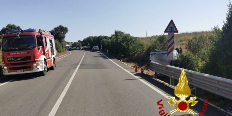 Incidente stradale all’incrocio con il passaggio a livello della ferrovia a scartamento ridotto Tempio-Palau, sul posto i vigili del fuoco