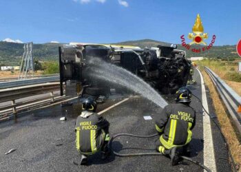 A Birori si ribalta un’autocisterna di gasolio, intervengono i vigili del fuoco