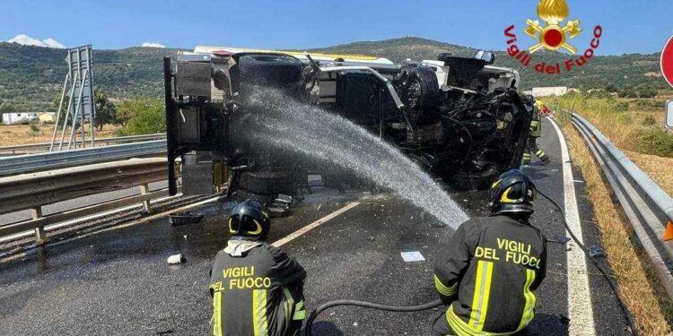 A Birori si ribalta un’autocisterna di gasolio, intervengono i vigili del fuoco