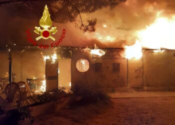 Lotzorai: a fuoco un bar pizzeria, sul posto i vigili del fuoco