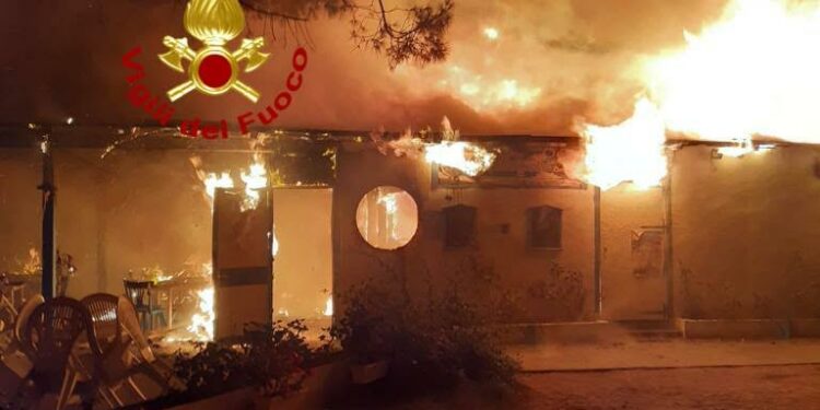 Lotzorai: a fuoco un bar pizzeria, sul posto i vigili del fuoco