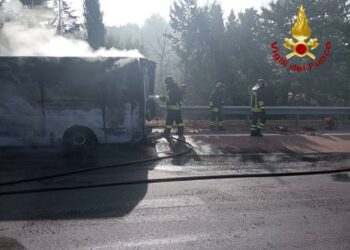 Osini: a fuoco il furgone di un corriere espresso