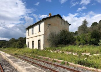 Il comune di Macomer rilancia il progetto di riqualificazione di cantoniere e stazioni nella tratta ferroviaria Macomer-Bosa