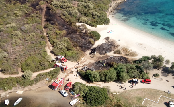 Dramma nella spiaggia di Bados, nei pressi di Golfo Aranci, a seguito dell’incendio in un camper che ha coinvolto un secondo mezzo nel quale è morto un bambino di 10 anni