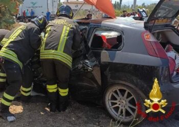 I vigili del fuoco sono intervenuti alle 13.30 per un incidente stradale a Macchiareddu