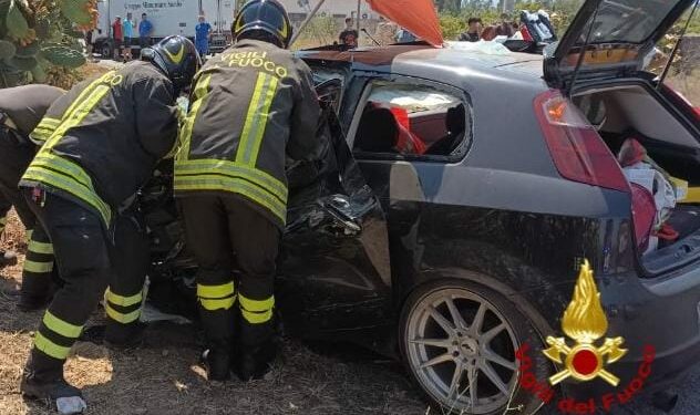 I vigili del fuoco sono intervenuti alle 13.30 per un incidente stradale a Macchiareddu
