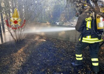 Un incendio di sterpaglie a Monserrato si è propagato tra il centro abitato, i vigili del fuoco hanno spento le fiamme e messo in sicurezza l’area