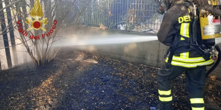 Un incendio di sterpaglie a Monserrato si è propagato tra il centro abitato, i vigili del fuoco hanno spento le fiamme e messo in sicurezza l’area