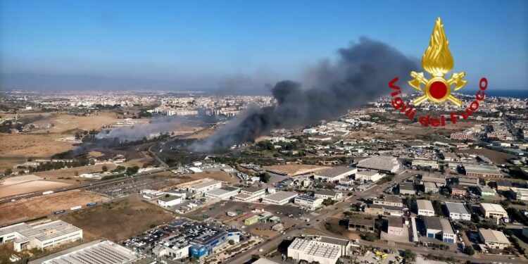 Numerosi incendi di vegetazione vicini ai centri abitati, oltre 50 gli interventi effettuati ieri dai vigili del fuoco nel Sud Sardegna