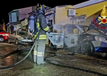 A fuoco un’auto a Santa Giusta, intervengono i vigili del fuoco