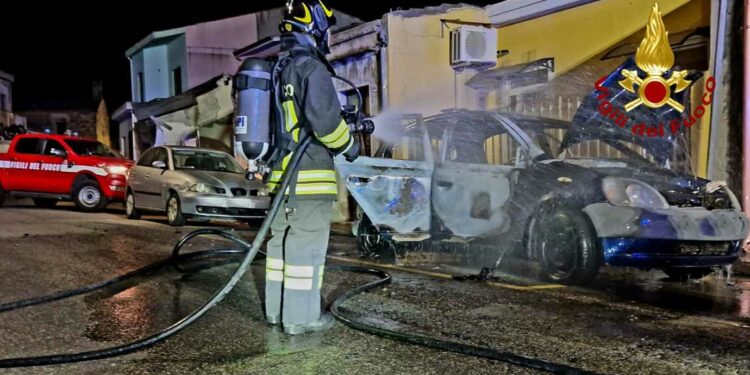 A fuoco un’auto a Santa Giusta, intervengono i vigili del fuoco