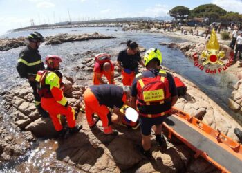 Posada: sbatte la testa durante una passeggiate sulla scogliera, 78enne finisce in ospedale