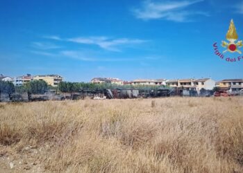 Incendio in un deposito di materiale edile e vegetazione a Selargius, sul posto i vigili del fuoco e la Polizia locale