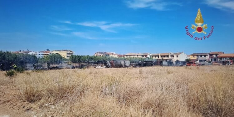 Incendio in un deposito di materiale edile e vegetazione a Selargius, sul posto i vigili del fuoco e la Polizia locale