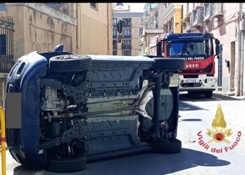 I vigili del fuoco sono intervenuti stamane in via Giardini, a Cagliari, per un incidente stradale