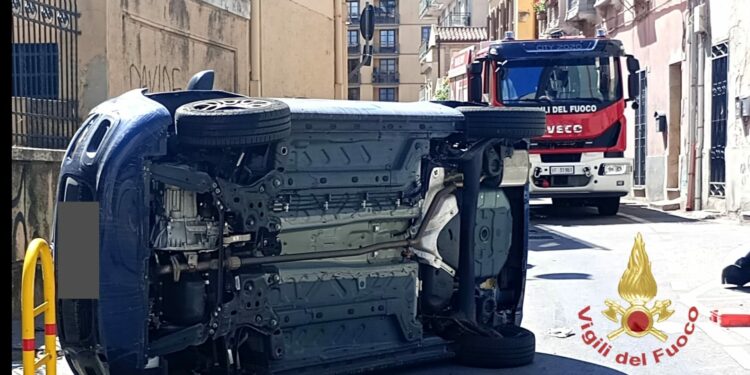 I vigili del fuoco sono intervenuti stamane in via Giardini, a Cagliari, per un incidente stradale