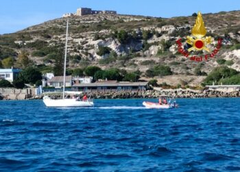 Una barca a vela è finita su una secca davanti a Sant’Elia, sono intervenuti gli specialisti sommozzatori e nautici dei vigili del fuoco