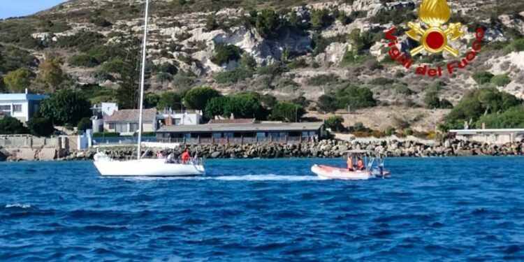 Una barca a vela è finita su una secca davanti a Sant’Elia, sono intervenuti gli specialisti sommozzatori e nautici dei vigili del fuoco