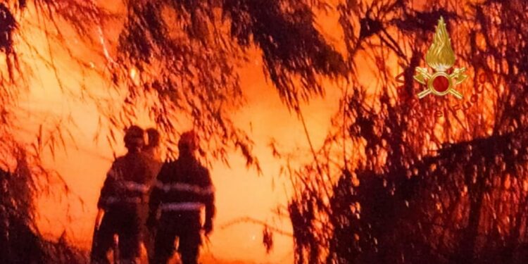 Interventi per incendio di macchia mediterranea nella frazione di San Priamo (San Vito) e, a causa del forte vento, nell’hinterland e Provincia