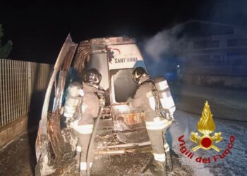 Caniga: a fuoco un’ambulanza, sul posto i vigili del fuoco