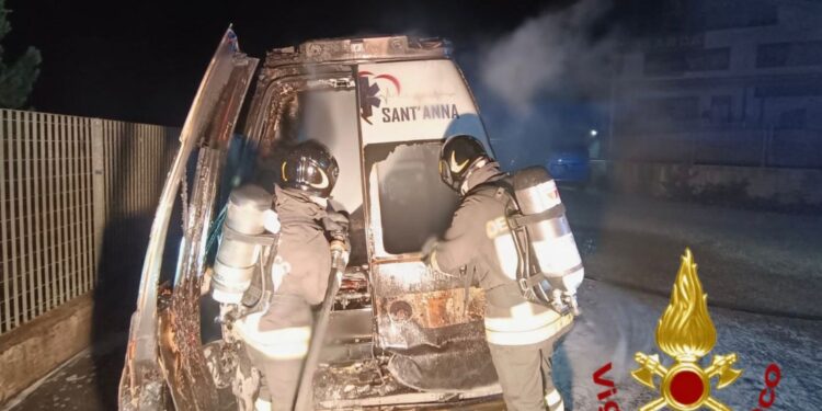 Caniga: a fuoco un’ambulanza, sul posto i vigili del fuoco