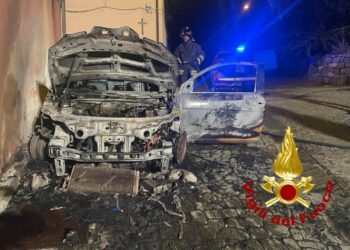 Burgos: a fuoco un’auto, sul posto i vigili del fuoco