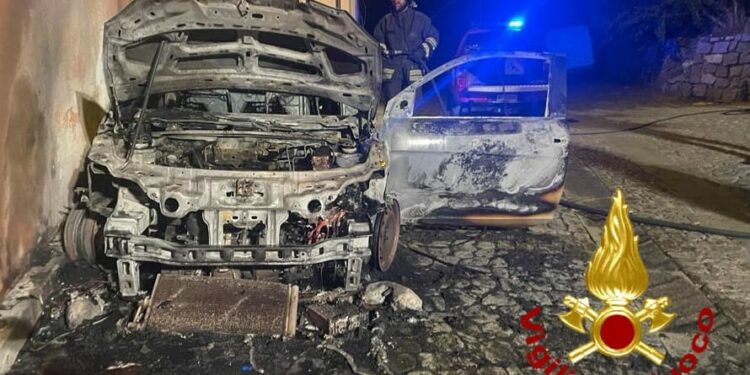 Burgos: a fuoco un’auto, sul posto i vigili del fuoco