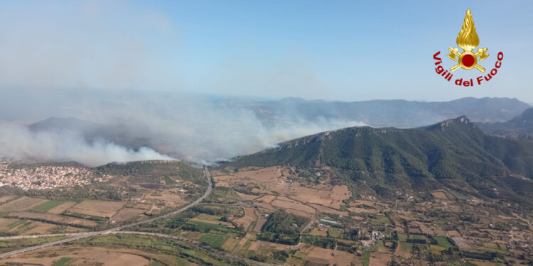Giornata drammatica per gli incendio in Sardegna, ben 42, 12 dei quali hanno richiesto anche l’intervento di mezzi aerei