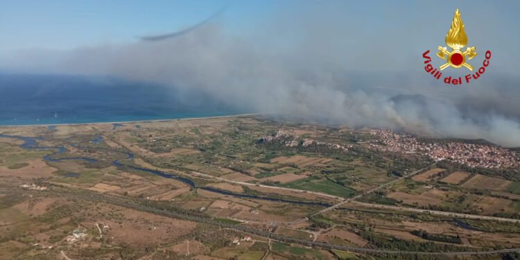 Giornata drammatica per gli incendio in Sardegna, ben 42, 12 dei quali hanno richiesto anche l’intervento di mezzi aerei