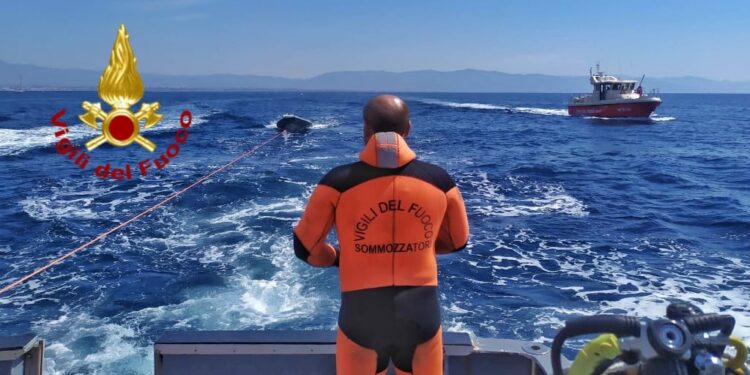I vigili del fuoco sono intervenuti nelle acque del golfo di Cagliari, per un principio incendio a bordo di un gommone
