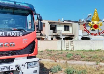 Incendio nel cortile di una civile abitazione a Serramanna, sul posto i vigili del fuoco di Sanluri
