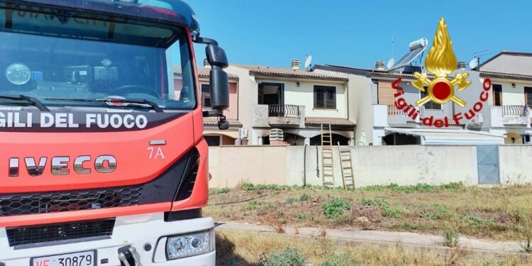 Incendio nel cortile di una civile abitazione a Serramanna, sul posto i vigili del fuoco di Sanluri