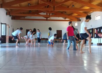 Domenica a Sorradile seconda restituzione scenica di “Arcipelaghi”, la residenza artistica con il coreografo cileno Pablo Tapia Leyton