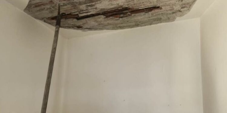 Porto Torres: caduta di alcune porzioni di intonaco e mattoni all’interno di un appartamento in via Trieste