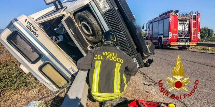 Incidente stradale al chilometro 127 della statale 131 Carlo Felice, coinvolti una vettura e un camper