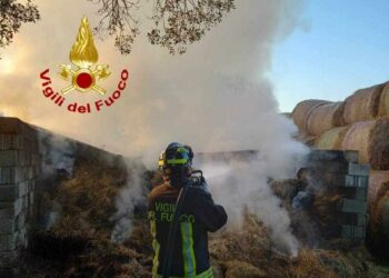 Budoni: a fuoco un fienile, sul posto i vigili del fuoco