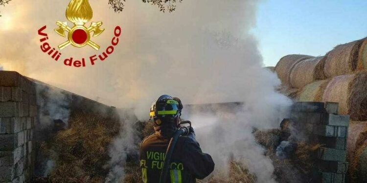 Budoni: a fuoco un fienile, sul posto i vigili del fuoco