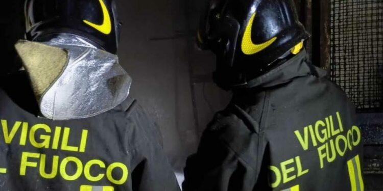 Porto Torres: a fuoco un vano tecnico condominiale, intervengono i vigili del fuoco