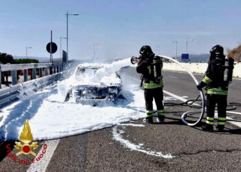 Un’auto va a fuoco all’ingresso di Olbia, intervengono i vigili del fuoco