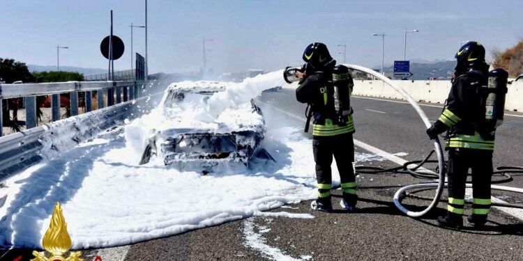 Un’auto va a fuoco all’ingresso di Olbia, intervengono i vigili del fuoco