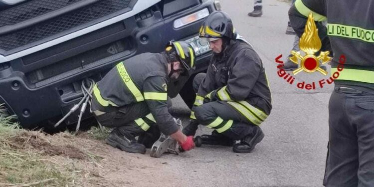 Palmas Arborea: cede la cunetta e un mezzo pesante rimane in bilico, intervengono i vigili del fuoco