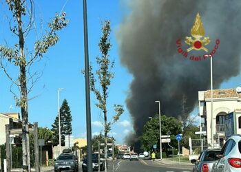 A Selargius un incendio di vegetazione lambisce alcune abitazioni, i vigili del fuoco spengono le fiamme e mettono in sicurezza l’area