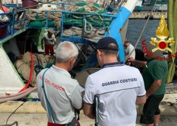 I vigili del fuoco hanno soccorso un’imbarcazione nel molo Sant’Efisio nel porto di Cagliari