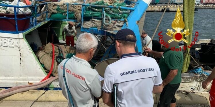I vigili del fuoco hanno soccorso un’imbarcazione nel molo Sant’Efisio nel porto di Cagliari