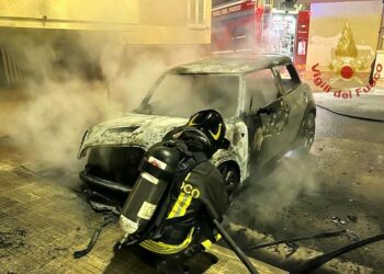 I vigili del fuoco sono intervenuti intorno alle 2.30, in via Santa Lucia, a Quartu Sant’Elena, per l’incendio di un’auto in sosta