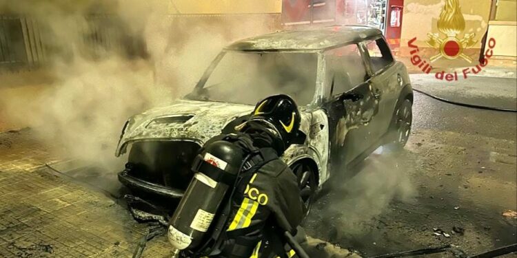 I vigili del fuoco sono intervenuti intorno alle 2.30, in via Santa Lucia, a Quartu Sant’Elena, per l’incendio di un’auto in sosta
