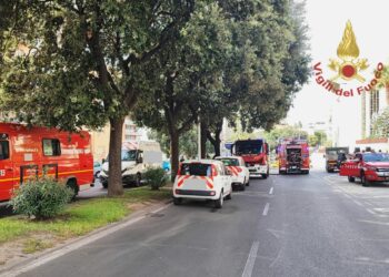 Fuga di gas dalla rete cittadina, a Cagliari, strada chiusa al transito, i vigili del fuoco sul posto da mezzogiorno per mettere in sicurezza l’area